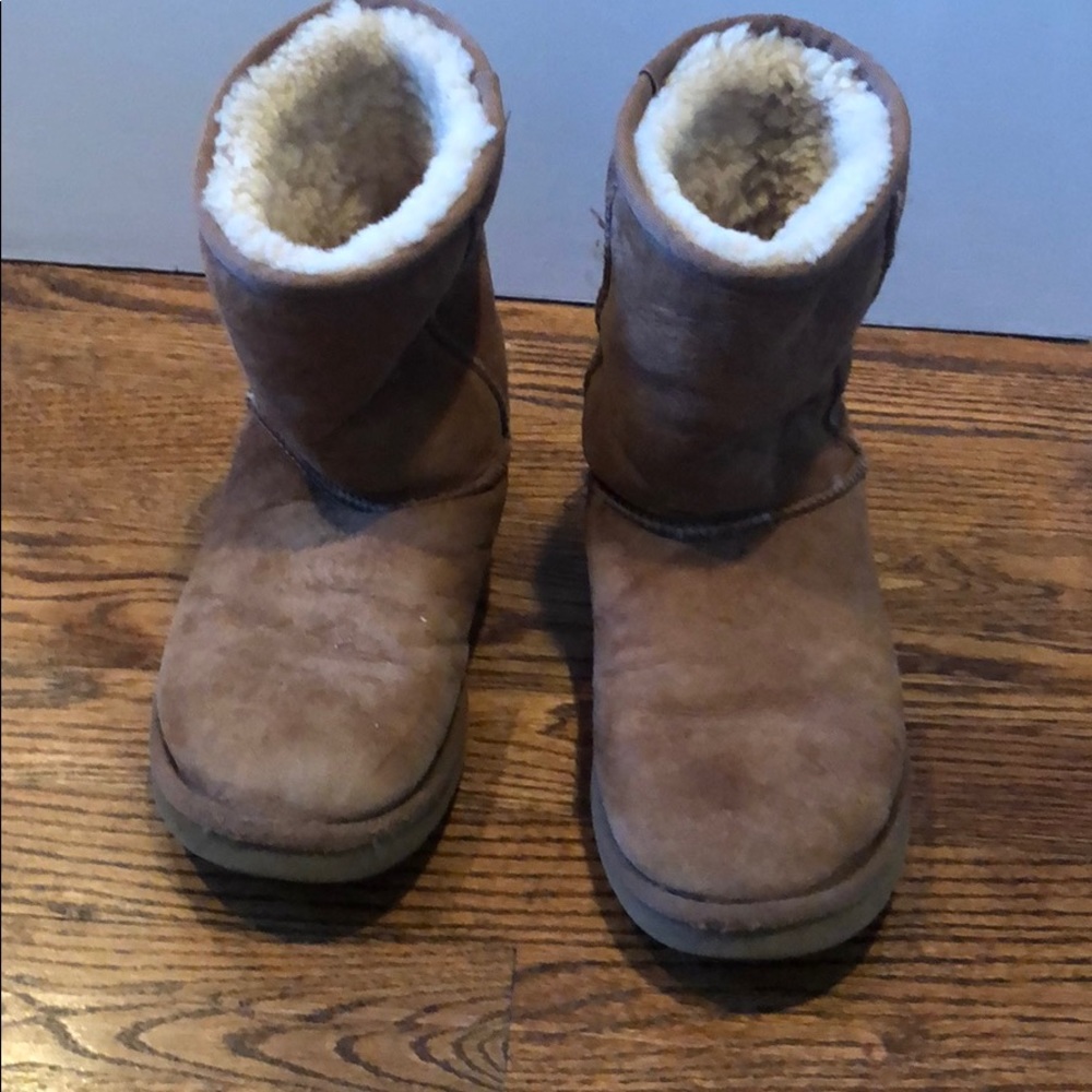 Ugg short boots size 8 in chestnut